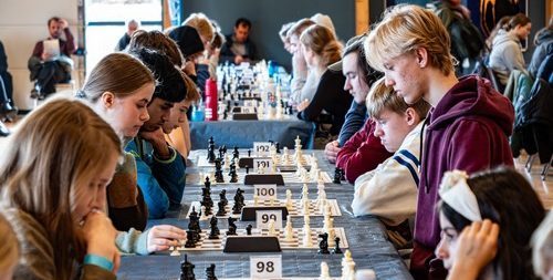 Fuld koncentration og skoleskak