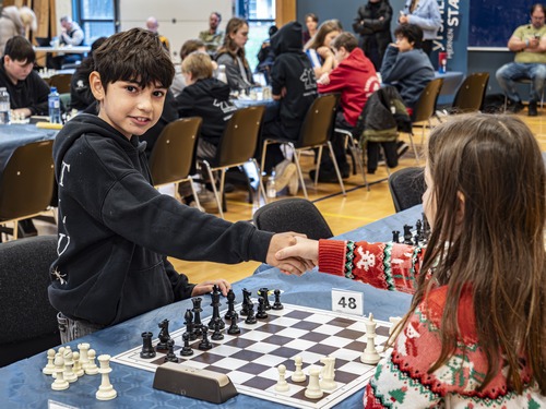 Fuld koncentration og skoleskak